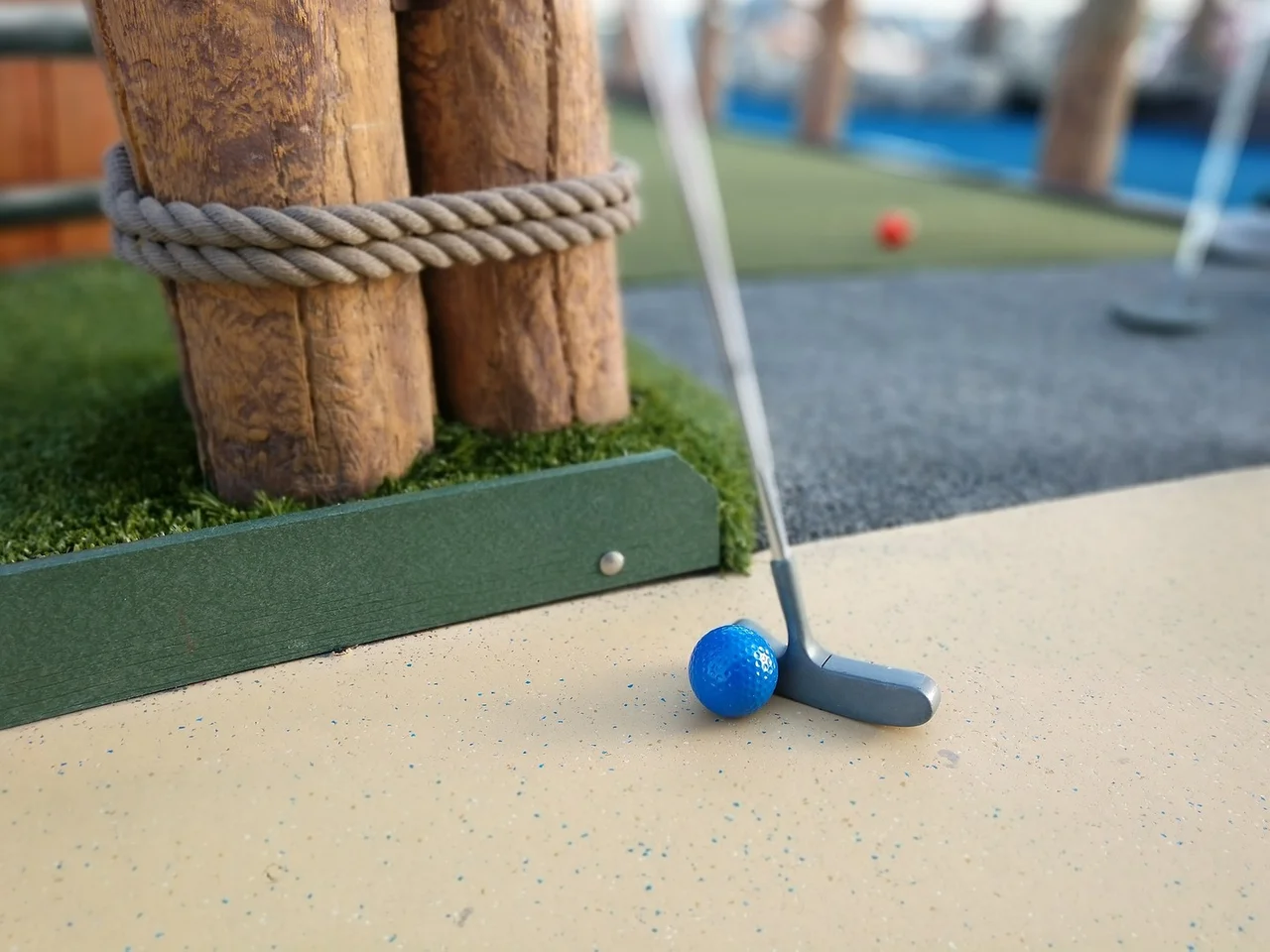 Indoor minigolf