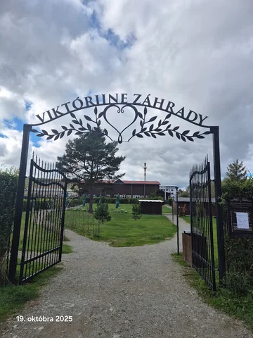 Ogrody Wiktorii z labiryntem Czertowa Skała