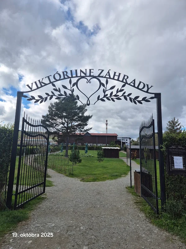 Ogrody Wiktorii z labiryntem Czertowa Skała